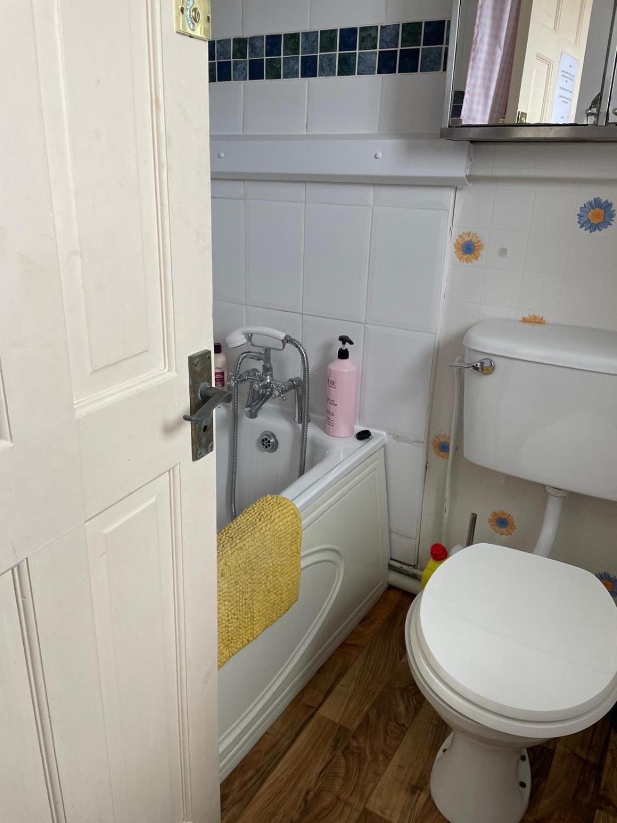 Room Only Guest Accommodation, Guest House Self Catering Бангор Екстериор снимка