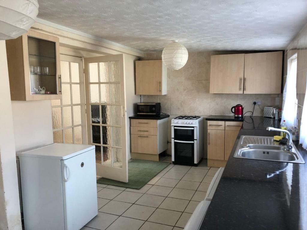 Room Only Guest Accommodation, Guest House Self Catering Бангор Екстериор снимка