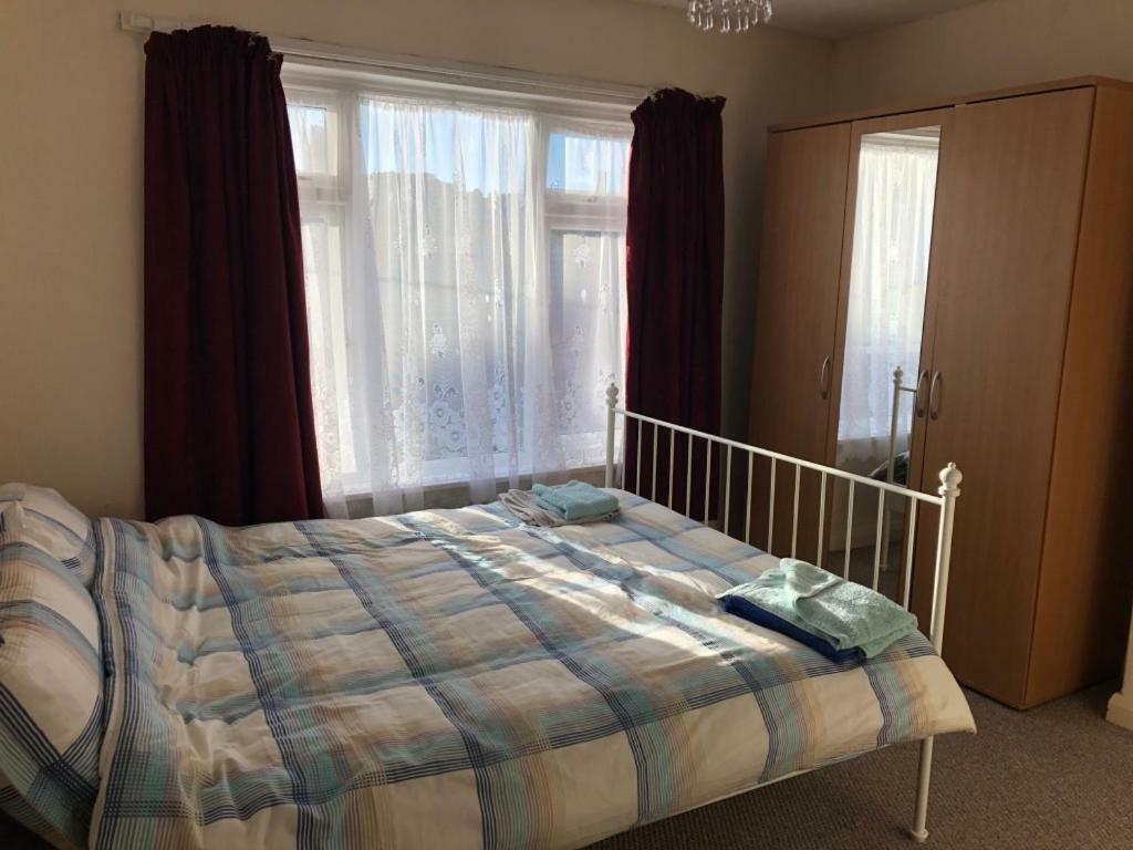 Room Only Guest Accommodation, Guest House Self Catering Бангор Екстериор снимка